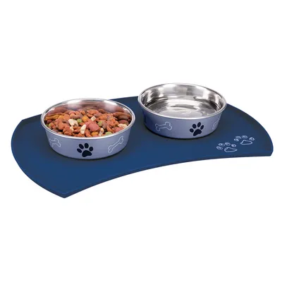 Doppelnapf-Set mit blauer Unterlage, zwei Edelstahlnäpfen: einer gefüllt mit Trockenfutter, der andere leer. Design mit Pfoten- und Knochenmotiven.