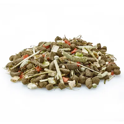 Směs pelet, sušených rostlin a kousků zeleniny. Viditelné jsou červené kousky mrkve, zelený hrášek, stonky a bylinky.