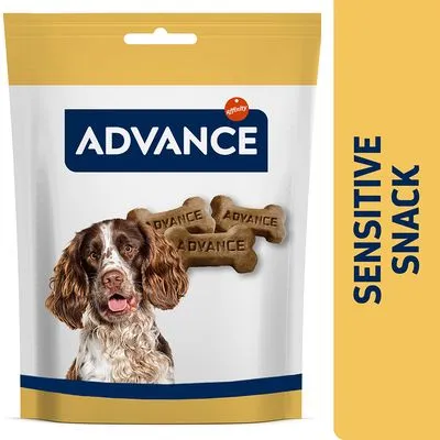Advance hondenkoekjes in botvorm, verpakking met afbeelding van hond en tekst 'Sensitive Snack' aan de zijkant. Merknaam 'ADVANCE' zichtbaar op verpakking en koekjes. Advance hondenkoekjes in botvorm, verpakking met afbeelding van hond en tekst 'Sensitive Snack' aan de zijkant. Merknaam 'ADVANCE' zichtbaar op verpakking en koekjes.