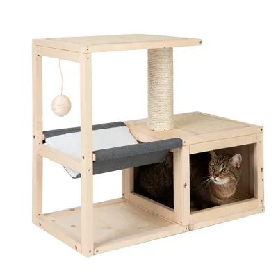 Mueble para gatos de madera con poste rascador, hamaca, pelota de juego y cueva. Gato sentado en la cueva.