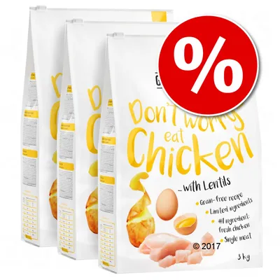 Lot de 3 sacs de croquettes « Don't worry eat Chicken with Lentils », 3 kg, texte en anglais, visuels d’œuf, pomme de terre, poulet cru, pastille rouge avec symbole pourcentage.
