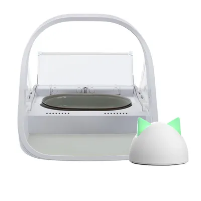 Automatischer Futterspender mit weissem Gehäuse, transparentem Deckel und grün leuchtendem Sensor in Katzenohr-Form.