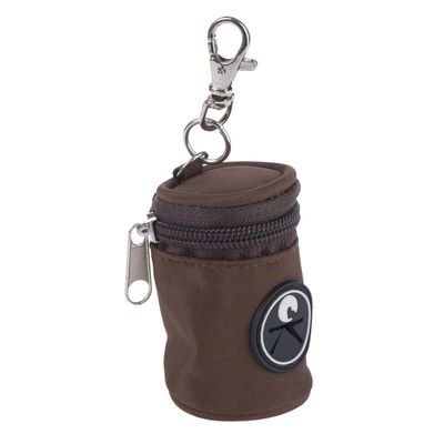 Ruskea vetoketjullinen kangaspussi, jossa metallinen kiinnityshaka ja pyöreä musta-hopea merkki edessä. Pussin yläosassa avattava vetoketju.