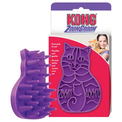 KONG Zoom Groom brush for cats, purple. Flexible and gentle brush with easy grip. For grooming, bathing and stroking your cat.