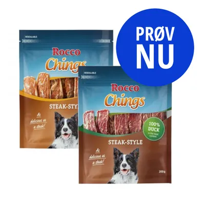 To poser Rocco Chings Steak-Style hundesnacks, 200 g, tekst: 'As delicious as a steak!', '100% duck in the meat content'. Blå cirkel med teksten 'PRØV NU'.