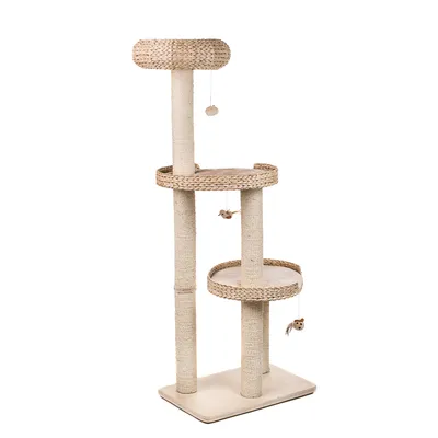 Kratzbaum mit drei Ebenen aus Sisal und geflochtenem Material, inklusive hängendem Spielzeug wie Maus und Ball.