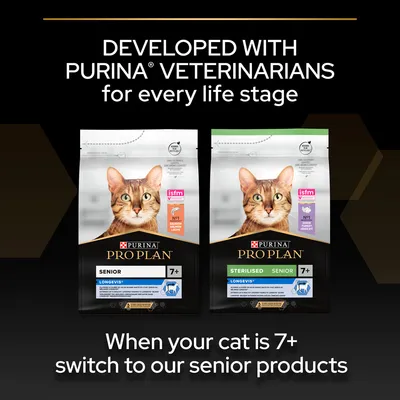 Két Purina Pro Plan macskaeledel csomag: Senior 7+ és Sterilised Senior 7+, mindkettőn macskafej, márkanév, LongevIs felirat és isfm logó látható.