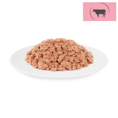 Portion of wet food with beef on a white plate, cow symbol in a pink corner.