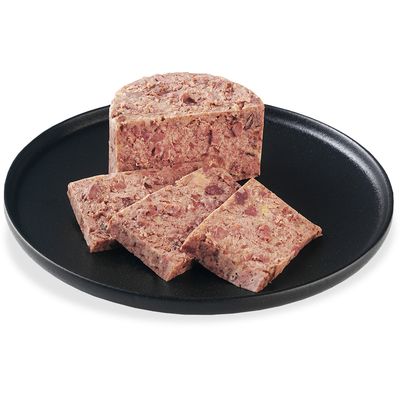 Close-up van gesneden natvoer in blokjes op een zwart bord.