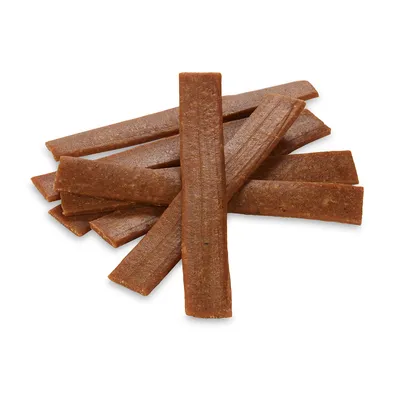 Több barna, hosszúkás rágócsík préselt anyagból, snackként vagy jutalomként alkalmas háziállatoknak.