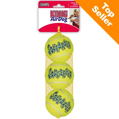 Confezione da 3 palline gialle KONG AirDog Squeakair in rete, etichetta con marchio KONG AirDog e scritta Top Seller in arancione nell'angolo superiore destro. Confezione da 3 palline gialle KONG AirDog Squeakair in rete, etichetta con marchio KONG AirDog e scritta Top Seller in arancione nell'angolo superiore destro.