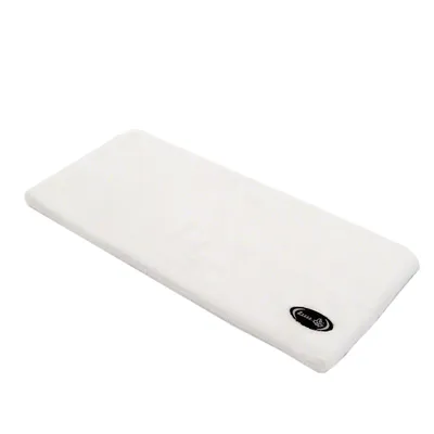 Surface de couchage rectangulaire blanche avec logo étiquette noir dans un coin, adaptée comme accessoire pour animaux de compagnie.