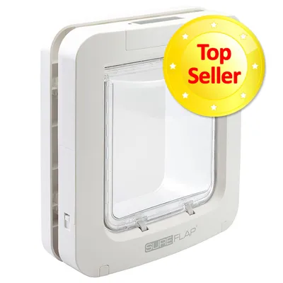 Chatière blanche SureFlap avec badge jaune « Top Seller » visible sur l’image. Chatière blanche SureFlap avec badge jaune « Top Seller » visible sur l’image.