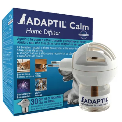 Difusor ADAPTIL Calm Home y caja. Texto visible: ayuda a tu perro a estar tranquilo y adaptarse al hogar, solo en casa, miedos, ruidos fuertes, visitas, 30 días kit de iniciación.