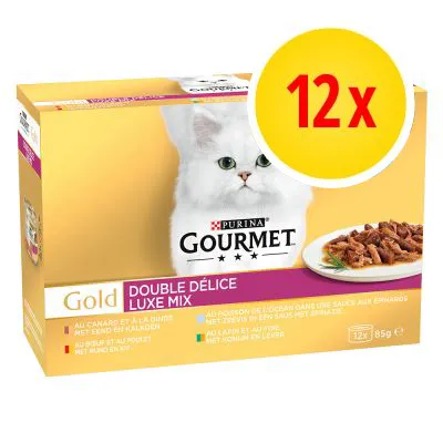 Purina Gourmet Gold Double Délice Luxe Mix kattmat, 12x85g. Stor vit katt på förpackningen, stor gul cirkel med röd text '12x'. Purina Gourmet Gold Double Délice Luxe Mix kattmat, 12x85g. Stor vit katt på förpackningen, stor gul cirkel med röd text '12x'.