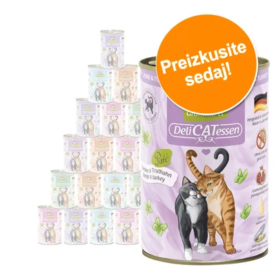 Konzerva DeliCATessen za mačke, okus jagnjetina in puran, z napisom 'Preizkusite sedaj!' na oranžnem krogu. Več pločevink v ozadju, vidna slika dveh mačk.
