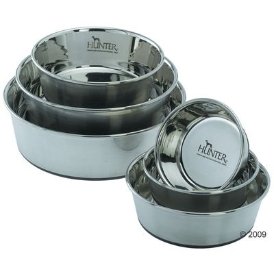 Flere stabelbare skåle i rustfrit stål med teksten HUNTER på indersiden og undersiden. Skålene varierer i størrelse og er blanke i overfladen.