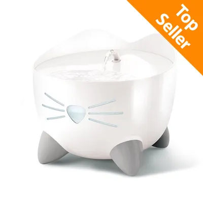Fontanella bianca per animali a forma di gatto con zampette e baffi stilizzati, getto d'acqua centrale. Angolo in alto a destra: etichetta arancione con testo 'Top Seller'.