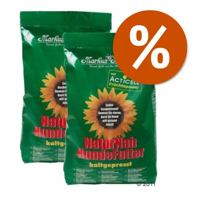 Due sacchi verdi di cibo per cani Markus-Mühle NaturNah Hundefutter, scritta 'mit Acticell Fruchtepower', simbolo percentuale bianco su cerchio arancione in alto a destra. Due sacchi verdi di cibo per cani Markus-Mühle NaturNah Hundefutter, scritta 'mit Acticell Fruchtepower', simbolo percentuale bianco su cerchio arancione in alto a destra.