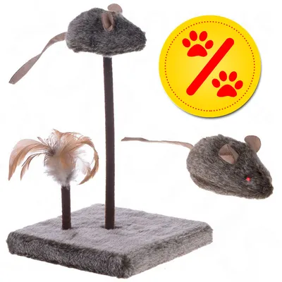 Jouet pour chat avec souris en peluche grise sur tiges et plumes, base carrée recouverte de tissu. Symbole jaune avec pattes rouges indiquant une offre ou promotion visible.