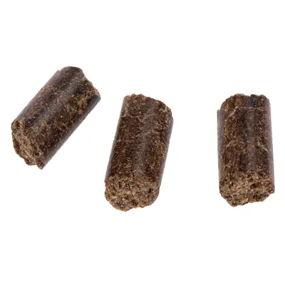 Tre brune, cylindriske godbidder med ru overflade, egnet som snack eller belønning til kæledyr.