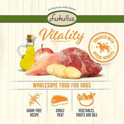 Lukullus Vitality hondenvoer, afbeelding met vlees, kip, aardappel, appel en olie. Tekst: 'Enhanced with special benefits', 'Grain-free recipe', 'Single meat', 'Vegetables, fruits and oils'.