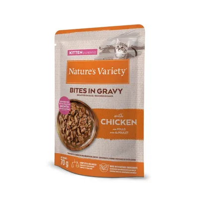 Nature's Variety Bites in Gravy with Chicken, bocaditos en salsa para gatitos (2-12 meses), 70 g. Texto visible: completo y equilibrado, elaborado con ingredientes naturales.