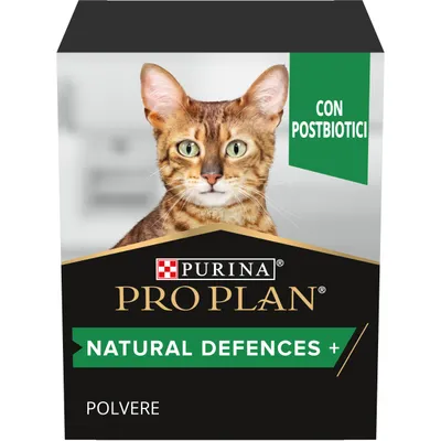 Confezione Purina Pro Plan Natural Defences+ Polvere per gatti, con testo visibile: 'CON POSTBIOTICI', 'NATURAL DEFENCES+', 'POLVERE'. Immagine di un gatto sul fronte.