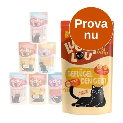 Lucky Lou kattmat, förpackning med texten 'GEFLÜGEL DEN GEIST', 'MEAT!', 'MADE IN GERMANY'. Stor orange cirkel med texten 'Prova nu'. Flera smaker syns i bakgrunden.