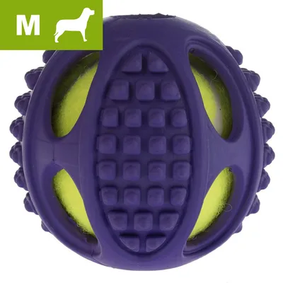 Fialovo-žlutý míček pro psy velikosti M, povrch s gumovými výstupky a otvory, viditelná silueta psa a písmeno M v levém horním rohu. Fialovo-žlutý míček pro psy velikosti M, povrch s gumovými výstupky a otvory, viditelná silueta psa a písmeno M v levém horním rohu.