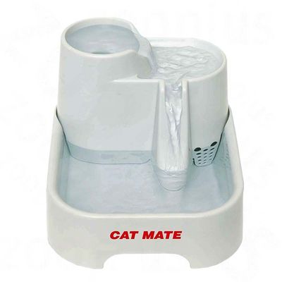 Fontanna na wodę dla zwierząt Cat Mate, biała plastikowa konstrukcja z widocznym przepływem wody i logo CAT MATE na przodzie.