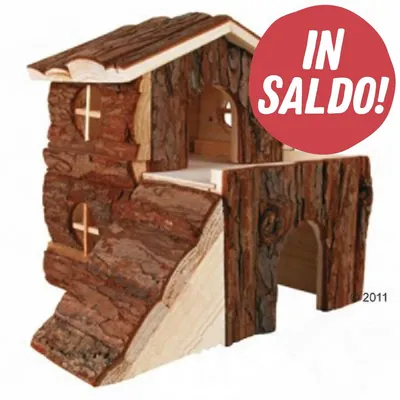 Casetta a due piani in legno naturale con corteccia, finestre e rampa. Testo visibile: IN SALDO!