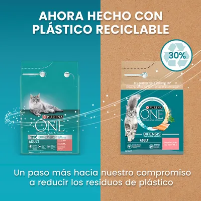 Purina ONE Adult Bifensis para gatos. Ahora hecho con plástico reciclable, 30 %. Un paso más hacia nuestro compromiso a reducir los residuos de plástico.