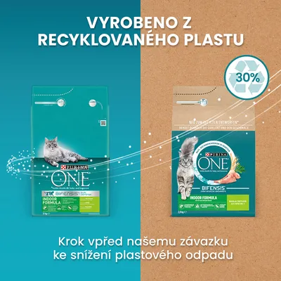 PURINA ONE Indoor Formula pro kočky, nápis: Vyrobeno z recyklovaného plastu, 30 %, krok vpřed našemu závazku ke snížení plastového odpadu.