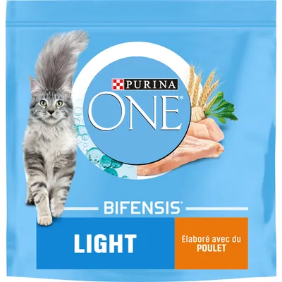 Purina ONE Bifensis Light macskaeledel csomagolás, látható szürke cirmos macska, csirkehús, gabona, zöld növény. Felirat: LIGHT, Élaboré avec du POULET.