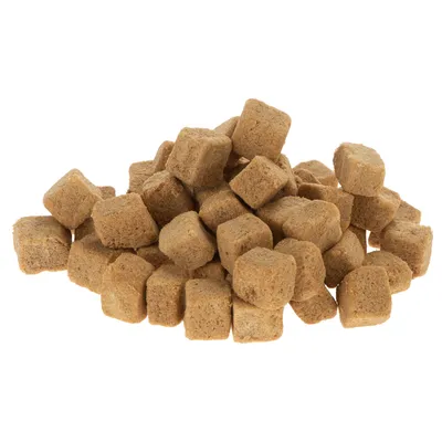 Hnědé, kostkovité granule suchého krmiva ve stohu. Produkt bez obalu.