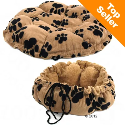 Cuscino per animali in tessuto beige con impronte nere, mostrato sia aperto che chiuso a forma di cuccia. Angolo arancione con testo: Top Seller.