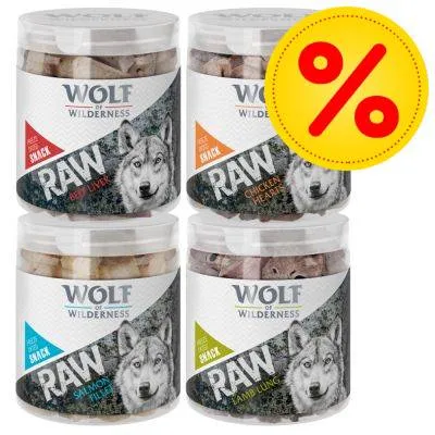 Čtyři dózy Wolf of Wilderness RAW Snack: Beef Liver, Chicken Hearts, Salmon Fillet, Lamb Lung. Velké žluté procento označující akci nebo slevu.