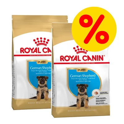 Två påsar Royal Canin Puppy German Shepherd hundfoder med blå etikett och valpbild, gul cirkel med röd procenttecken synlig uppe till höger. Två påsar Royal Canin Puppy German Shepherd hundfoder med blå etikett och valpbild, gul cirkel med röd procenttecken synlig uppe till höger.