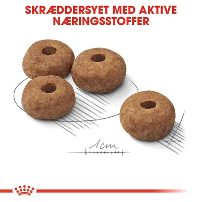 Fire runde foderpiller med hul i midten, størrelsesangivelse 1 cm. Tekst: SKRÆDDERSYET MED AKTIVE NÆRINGSSTOFFER.