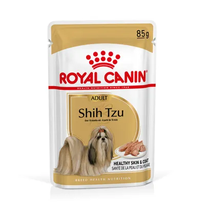 Plic 85 g Royal Canin Adult Shih Tzu, imagine cu un câine Shih Tzu și hrană umedă, text vizibil: Healthy Skin & Coat, Over 10 months old – A partir de 10 mois.