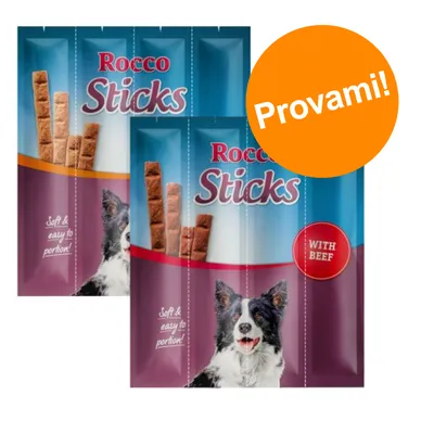 Confezioni di Rocco Sticks con scritte visibili: 'Soft & easy to portion!', 'WITH BEEF' e bollino arancione con testo 'Provami!'. Immagine di un cane sulla confezione.