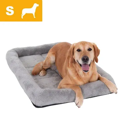Szare legowisko dla psa, rozmiar S widoczny w lewym górnym rogu na żółtym tle, pies leży na legowisku. Materiał przypomina miękką tkaninę.