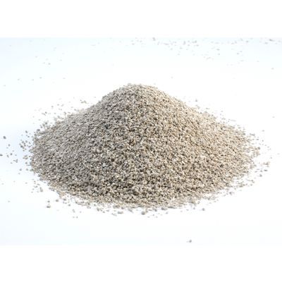 Hoop fijnkorrelig, lichtgrijs strooisel zonder verpakking zichtbaar. Materiaal en merk niet herkenbaar.