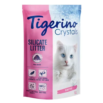 Opakowanie żwirku Tigerino Crystals Silicate Litter Sensitive 5L, różowe z wizerunkiem białego kota. Widoczne napisy: pink grains, light & economical, stops odours, inhibits bacterial growth, dust-free. Opakowanie żwirku Tigerino Crystals Silicate Litter Sensitive 5L, różowe z wizerunkiem białego kota. Widoczne napisy: pink grains, light & economical, stops odours, inhibits bacterial growth, dust-free.