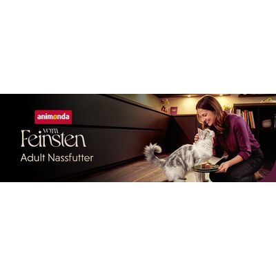 animonda vom Feinsten Adult natvoer. Vrouw voert een kat met natvoer op een bord.