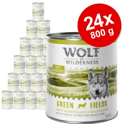 Wolf of Wilderness Green Fields, 24x800 g dåser. Tekst: 100% grain-free, Green Fields, lamb with fruits of the forest, roots and wild herbs. Stor dåse foran, stablede dåser bagved.