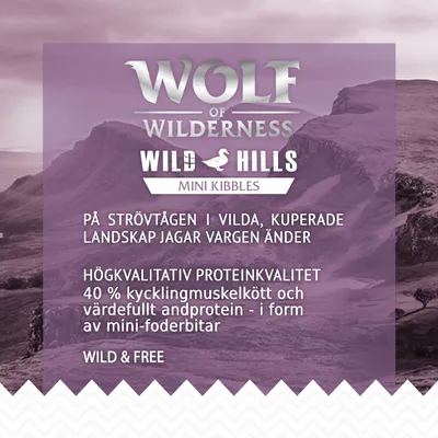 Wolf of Wilderness Wild Hills Mini Kibbles. 40 % kycklingmuskelkött och andprotein i mini-foderbitar. Högkvalitativ proteinkvalitet. Wild & Free. Text på engelska och svenska.