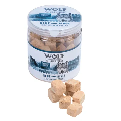 Burk med Wolf of Wilderness Blue River, frystorkad 100 % laxfilé. Flera kubformade bitar synliga utanför burken. Text: Freeze Dried, Blue River, 100% Salmon Fillet.