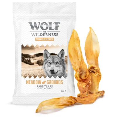Wolf of Wilderness Wild Chews Meadow Grounds Rabbit Ears Gently Air Dried 200 g, förpackning och tre torkade kaninöron synliga bredvid påsen.